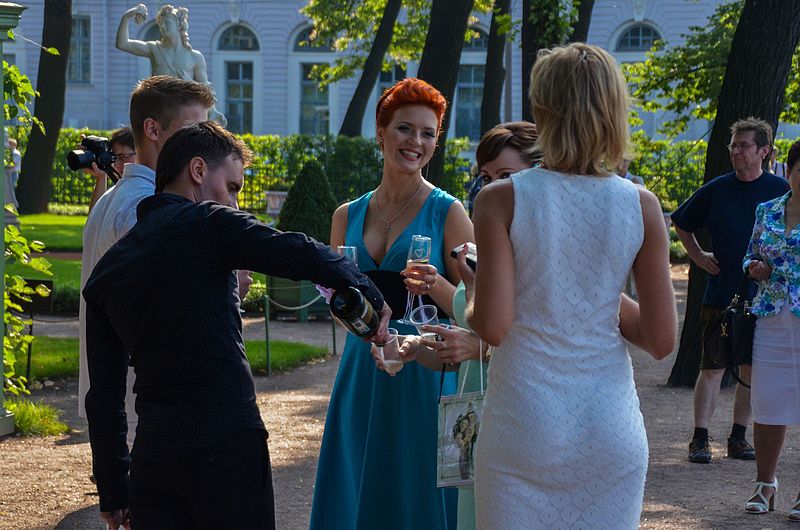 File:Wedding reception in a park in central Saint Petersburg, Russia (32176919914).jpg